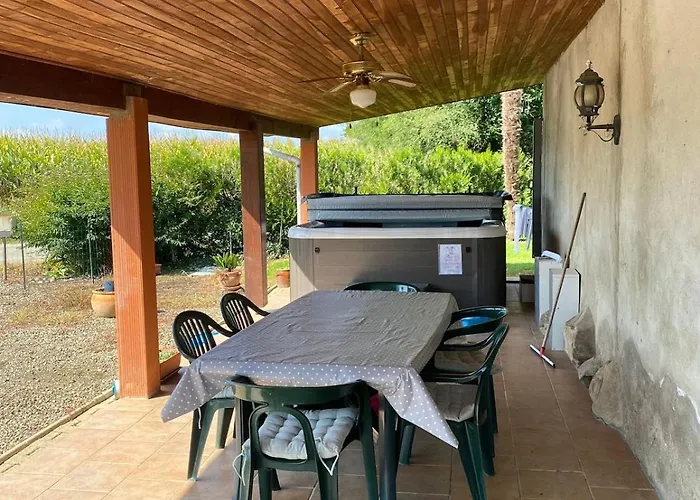 Maison A La Campagne Avec Piscine Et Jacuzzi Buanes